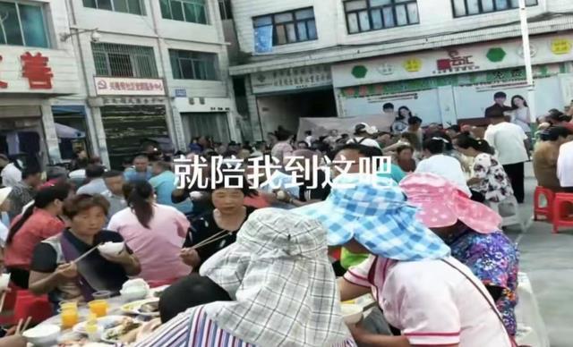 张恒远举办追悼会，毕夏崩溃大哭路都走不稳，被人搀扶着惹人心疼