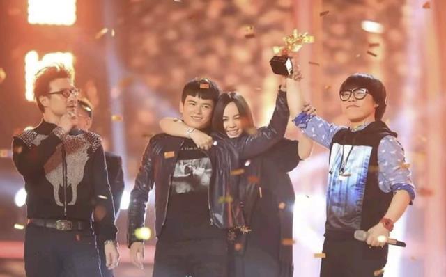 张恒远举办追悼会，毕夏崩溃大哭路都走不稳，被人搀扶着惹人心疼