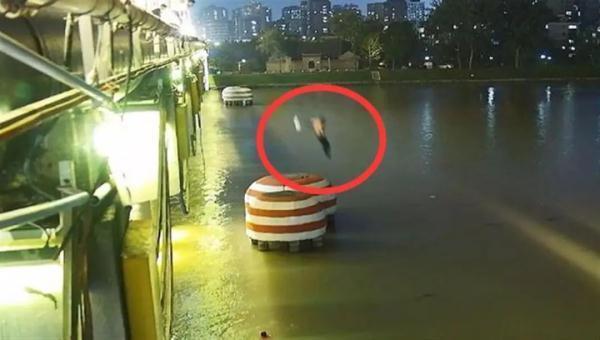 对话跳桥救人中学教师：多人伸出援手  不想被过多关注