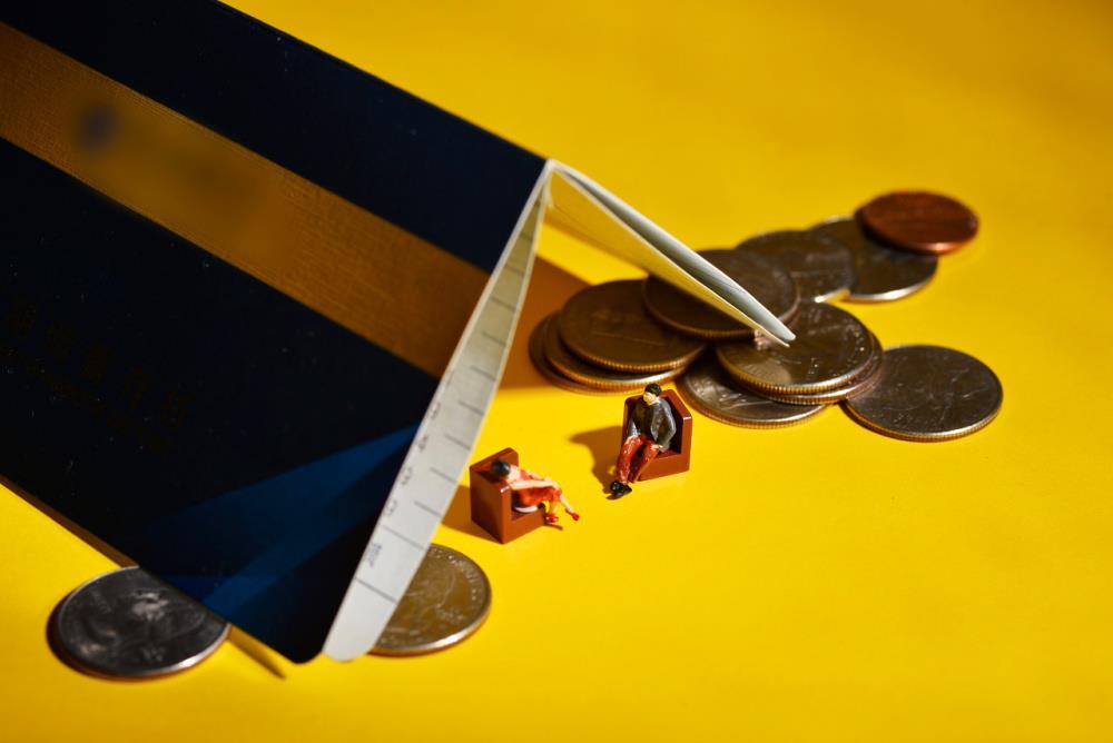 银行人的“存款保卫战”：利率一降再降，拉存款难上加难