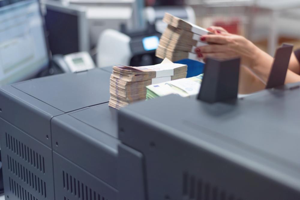 银行人的“存款保卫战”：利率一降再降，拉存款难上加难