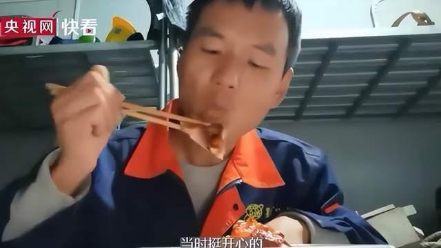 得知女儿考了100分，农民工父亲花18元买烧鸡庆祝：孩子争气，累点苦点也值得