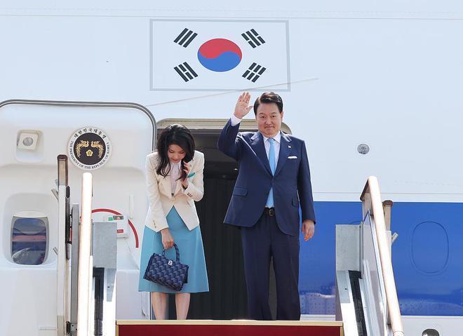 尹锡悦“步伐沉重”访法越，韩媒：他扛着双重课题踏上出访