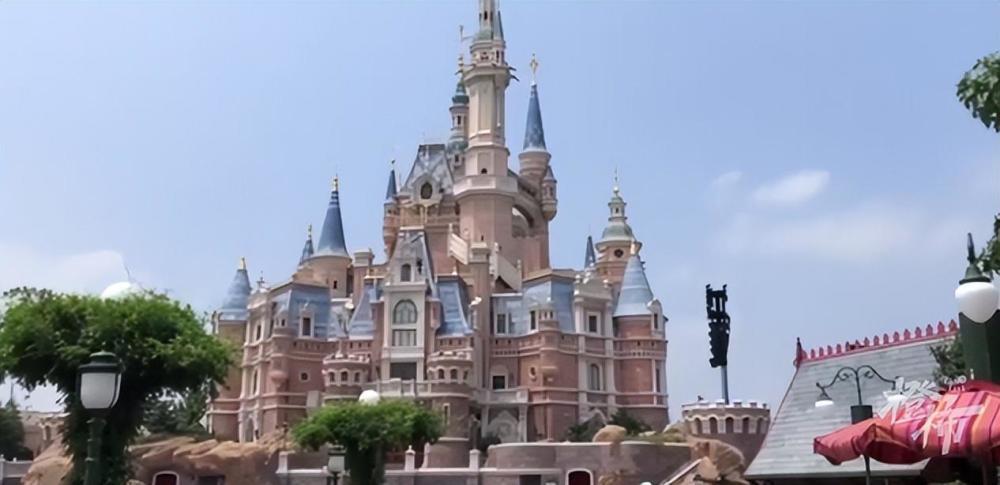 游客进入上海迪士尼又遇“翻包检查”,迪士尼工作人员:入园必须安检,部分食物不能入园