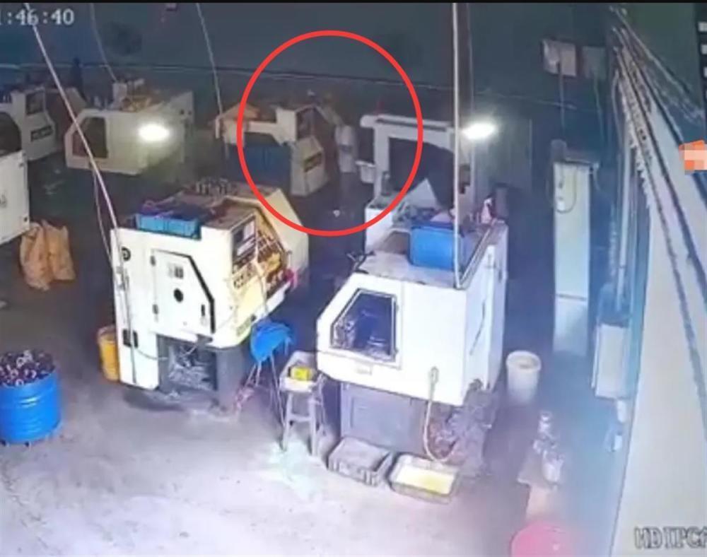 女子称水杯遭工厂同事投放亚硝酸盐,这就不是“双方协商处理”的事