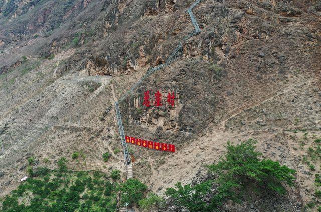 封面深镜｜悬崖村小学撤并：一个老师的257条视频记忆