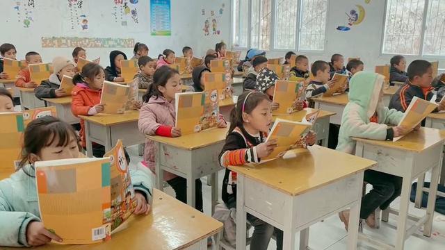 封面深镜|悬崖村小学撤并:一个老师的257条视频记忆