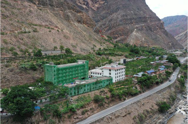 封面深镜|悬崖村小学撤并:一个老师的257条视频记忆