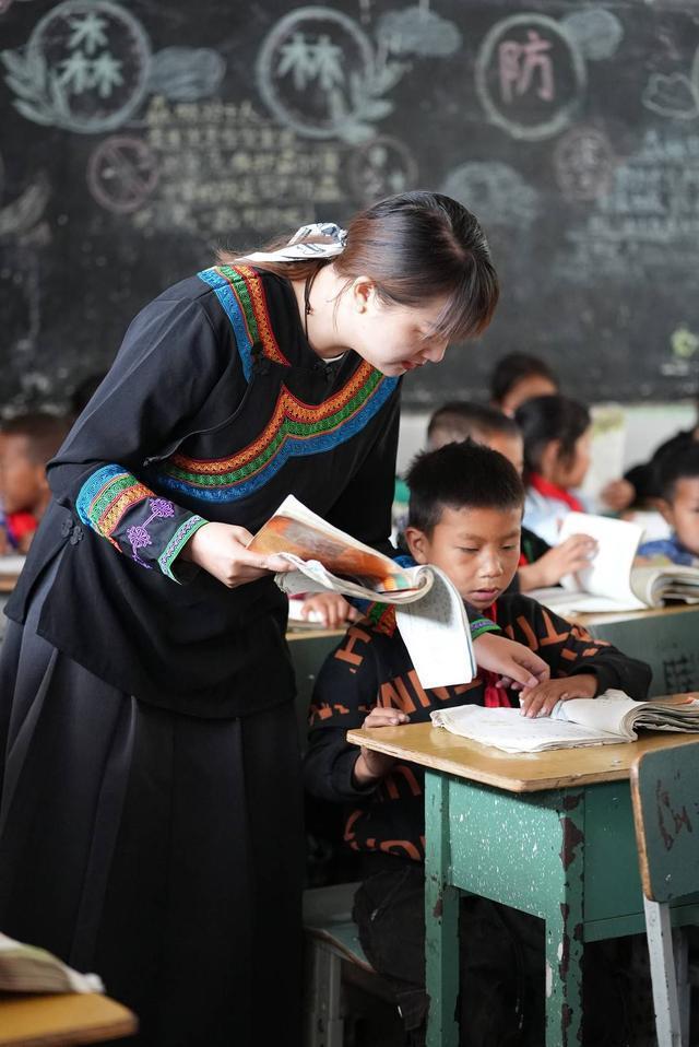 封面深镜|悬崖村小学撤并:一个老师的257条视频记忆