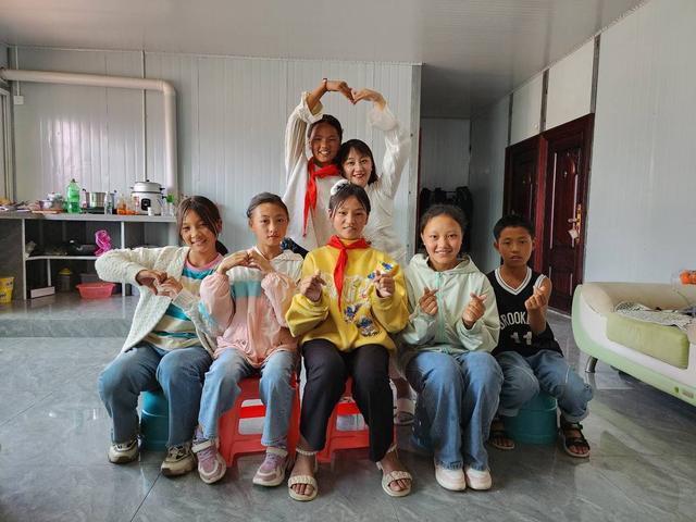 封面深镜|悬崖村小学撤并:一个老师的257条视频记忆