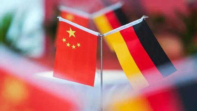 美过航台湾海峡，我全程警戒，专家：导致中美关系不稳定责任全在美方