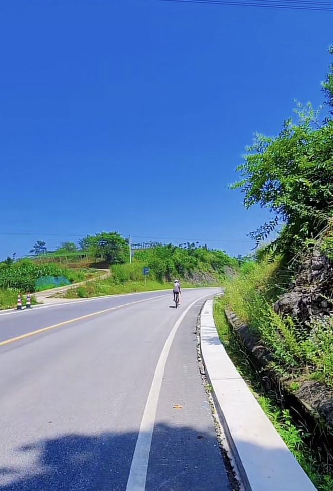 父亲带12岁女儿休学骑行全国，21天跨4省！网友吵翻：这是她想要的吗？