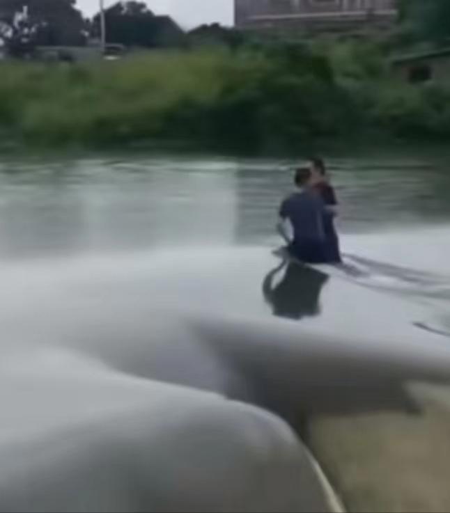 两男子在湘潭一水坝钓鱼被困，1人获救1人被冲走，目击者：他们不听劝