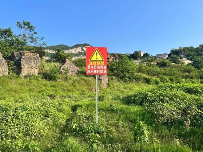 两男子在湘潭一水坝钓鱼被困，1人获救1人被冲走，目击者：他们不听劝