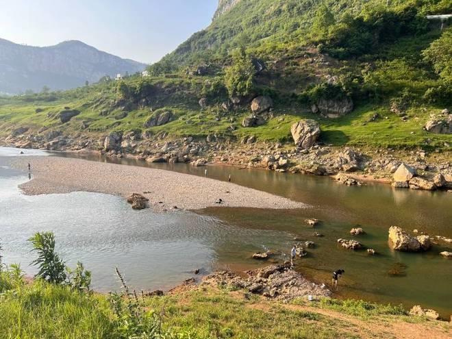 两男子在湘潭一水坝钓鱼被困，1人获救1人被冲走，目击者：他们不听劝