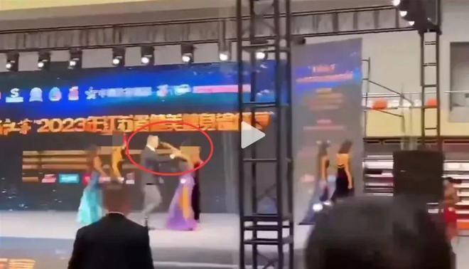 女模特台上脱高跟鞋怒砸评委，官方通报！知情人士：申诉要交1000元…网友吵翻