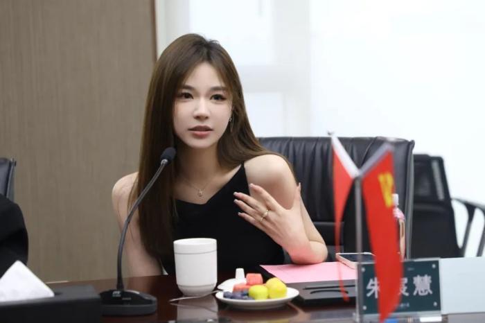 退居幕后一年多,薇娅、雪梨干了同一件事