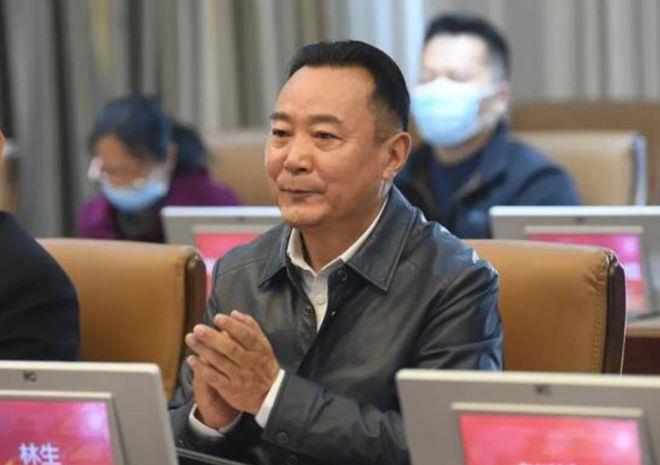 卸任自治区首府市长半年后，果果与曾共事的副市长同日落马