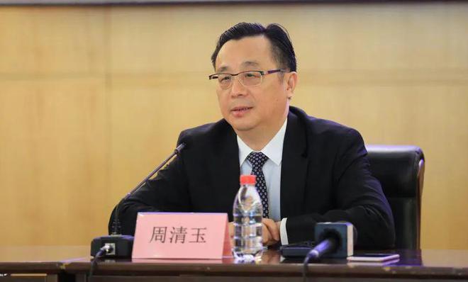 卸任自治区首府市长半年后，果果与曾共事的副市长同日落马