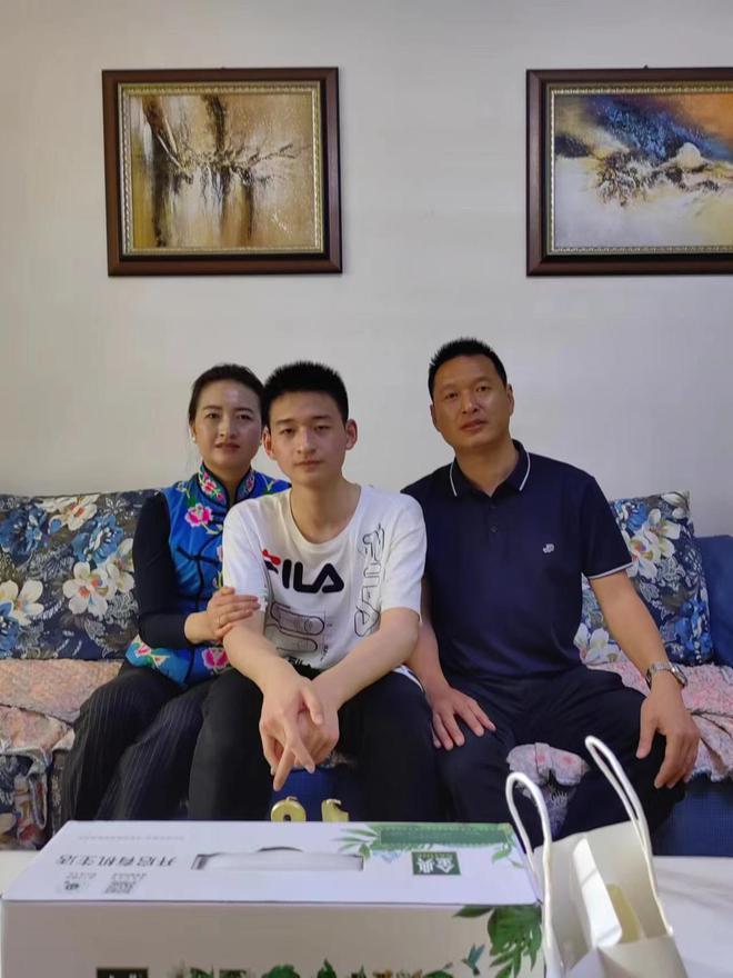 清华也向“敬礼娃娃”郎铮伸出橄榄枝  母亲坦露曾拒绝很多外界“合作”邀请