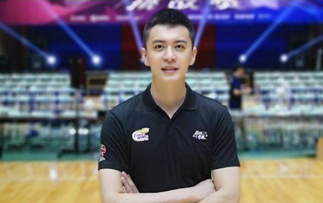 中国男篮教练团再添一人：曝杨鸣飞往青岛辅佐乔帅 参与国家队集训