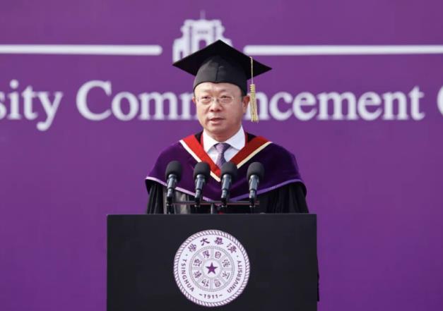 清华校长寄语三千余名毕业生：责任面前上一步，利益面前退一步