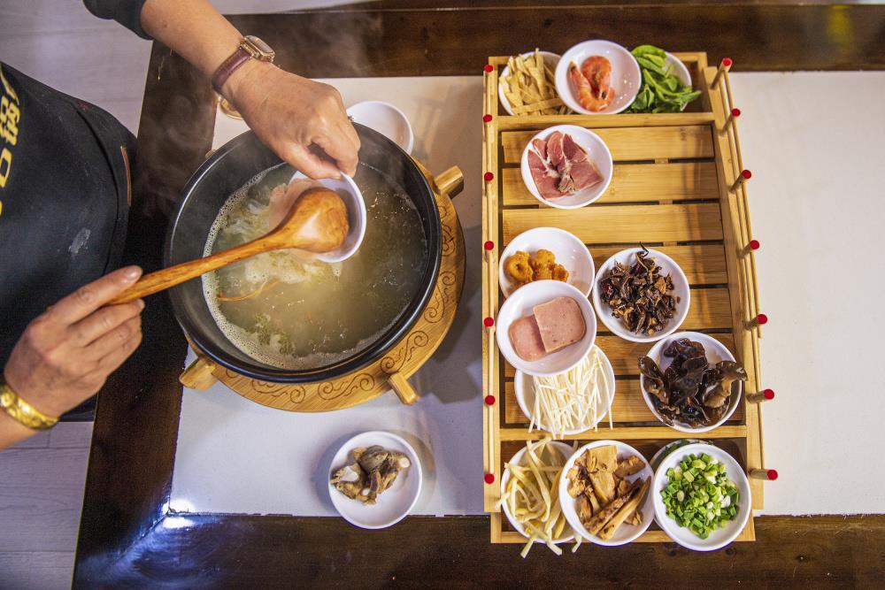 曾风靡全国，如今却被螺蛳粉吊打：“过桥米线”为何不香了？