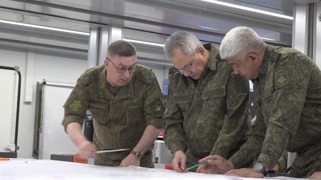 俄罗斯国防部长绍伊古现身前线,视察西部军区一前沿指挥所