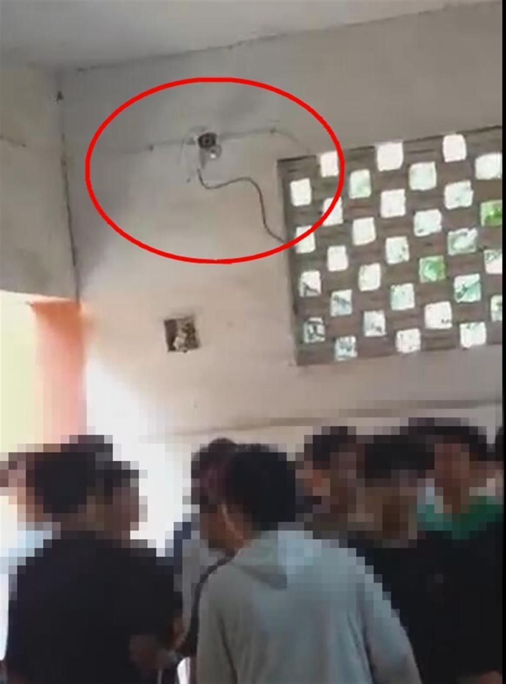 河南商丘一中学在男厕所安装监控，校长：为防止学生打架，未使用已拆除