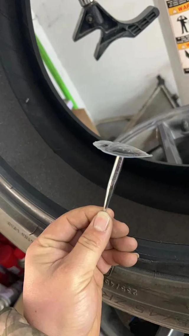 “被扎4次了!”20多位业主频繁遭遇“钉子刺客”,谁干的