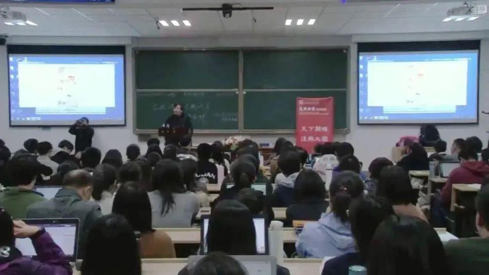告诫女生“不要上文学的当”，72岁复旦教授又火了