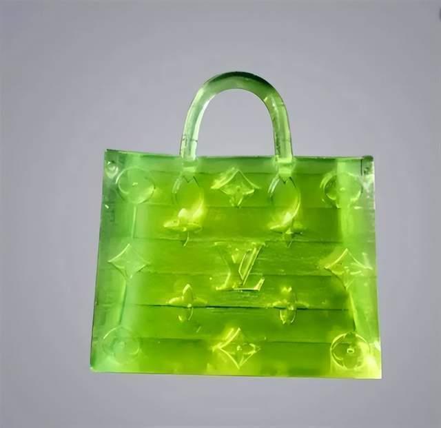 比一粒盐还小的手提包卖46万元！商家附赠一台显微镜，网友：别太离谱