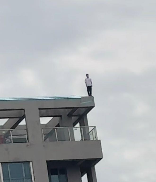 小伙站楼顶数小时后跳下身亡，曾有人起哄“不跳不是人”！律师：严重者或涉罪