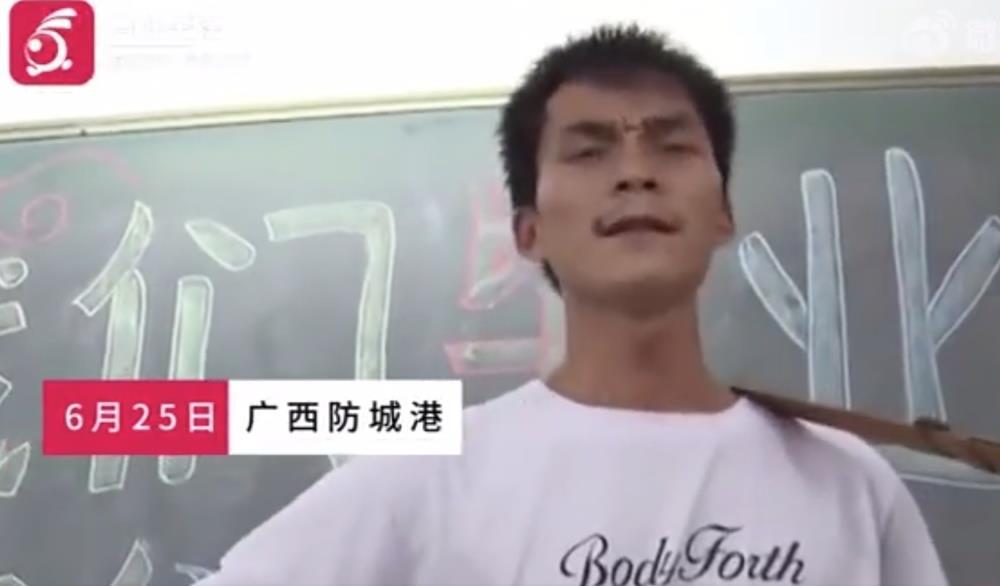 “高考钉子户”唐尚珺2023年高考594分：读了17年高中，这次要去读大学了，大概率会选师范类方向