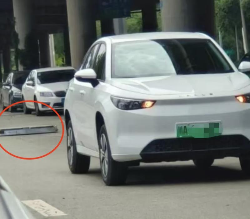 吉利新能源车被曝行驶中电池脱落！称系测试车，无关安全性能