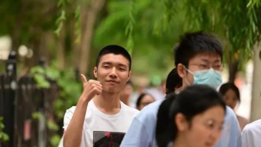 人民网评女生曝光地铁大叔：网络曝光不能触碰法律“红线”