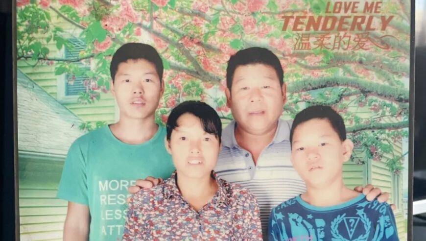 高考场外母子感动全网：妈妈是环卫工人，家中有一面奖状墙