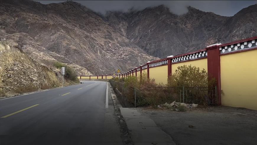 网友质疑梅里雪山景区国道旁修围墙，在观景平台付费才可赏景 文旅局：未来或取消围挡