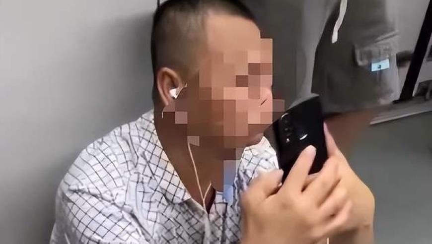 肯德基广告被指蹭热点恶意营销，“大叔，你是不是在偷拍我”，客服：将核实，我们不至于做这个文案