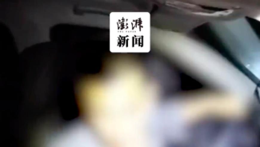 高校回应干部在车内发生不正当男女关系被抓现行：撤职降级，二人均受到了相关的处分