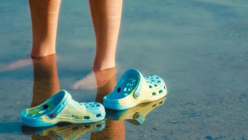 洞洞鞋：“丑”，但一年狂赚40亿