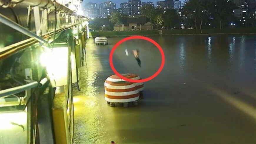 又现跳桥英雄！一中学老师从10多米高桥上一跃救起轻生女，10年前其学生为救落水者牺牲