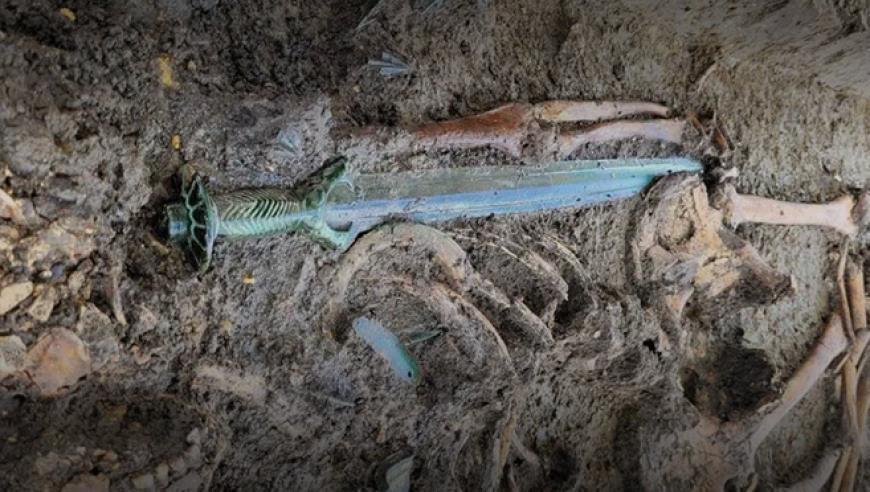 德国发现3000年前青铜剑，出土时“几乎还在发光”