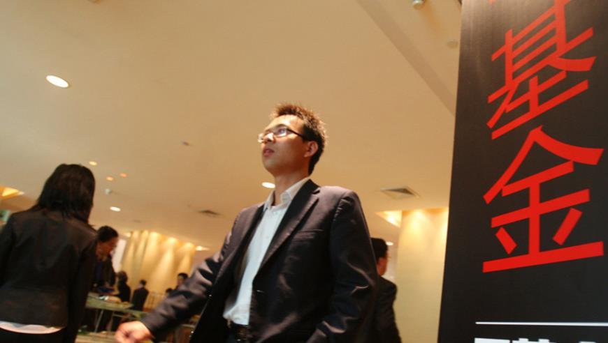 年轻人亏惨了！基金经理躺赚百万年终奖，新基金没人买了