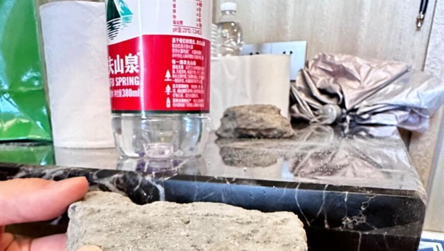 河南小兄妹从29楼通风管道口坠入地下室身亡，家属：事发地无警示标识