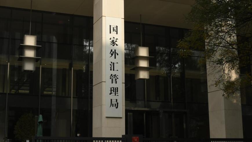 养恩大于天！男生毕业把学士服带回家给继父穿，耐心帮整理，母亲落泪：16年的继父，给予精神支持和经济帮助