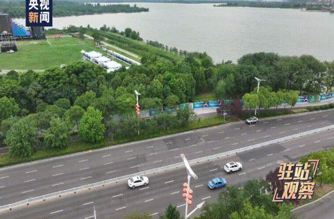 音乐节围挡封桥引质疑，记者采访官员被反问“多宣传好的不行吗”