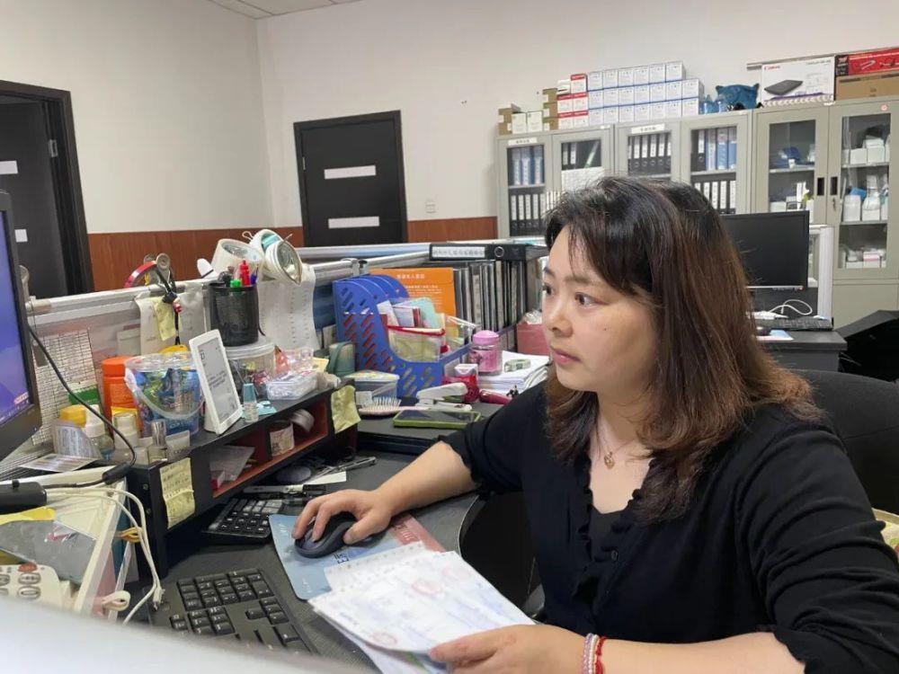 她把同事的钱全转到自己卡上，被全网点赞