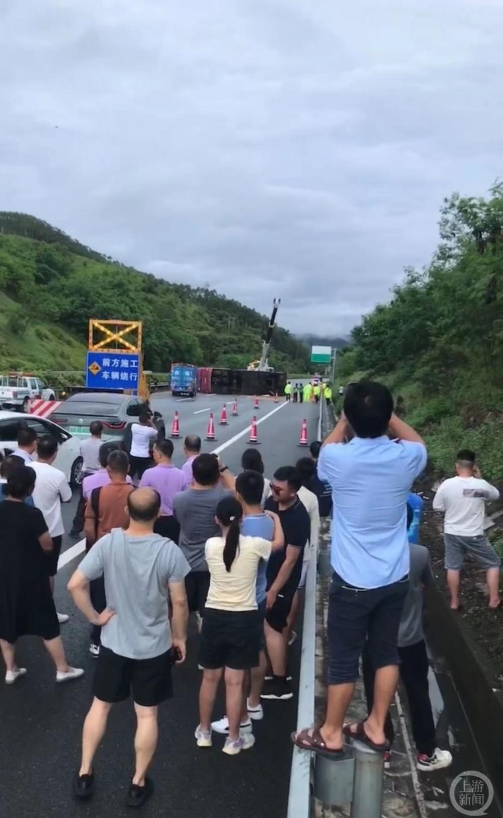广东汕湛高速双层大巴侧翻有人员受伤被困，事故疑因雨天路滑连环车祸引发