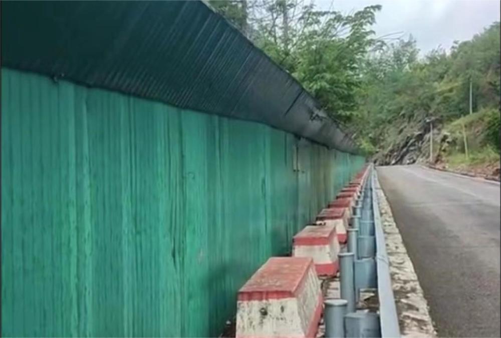 云南九龙瀑布群被曝公路边围栏挡景，景区回应：连夜已拆除